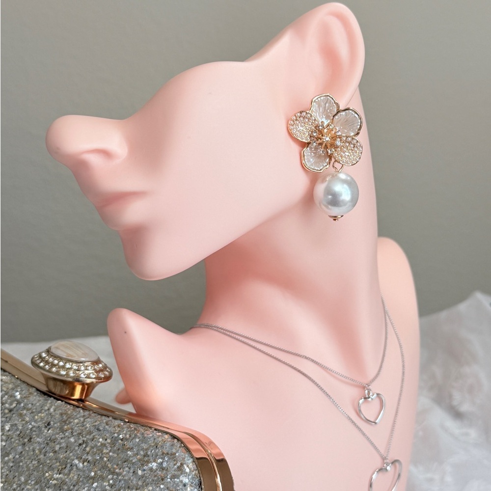 ⚜️ Elegant Gold and Pearl Flower Earrings - Picture 5 of 11